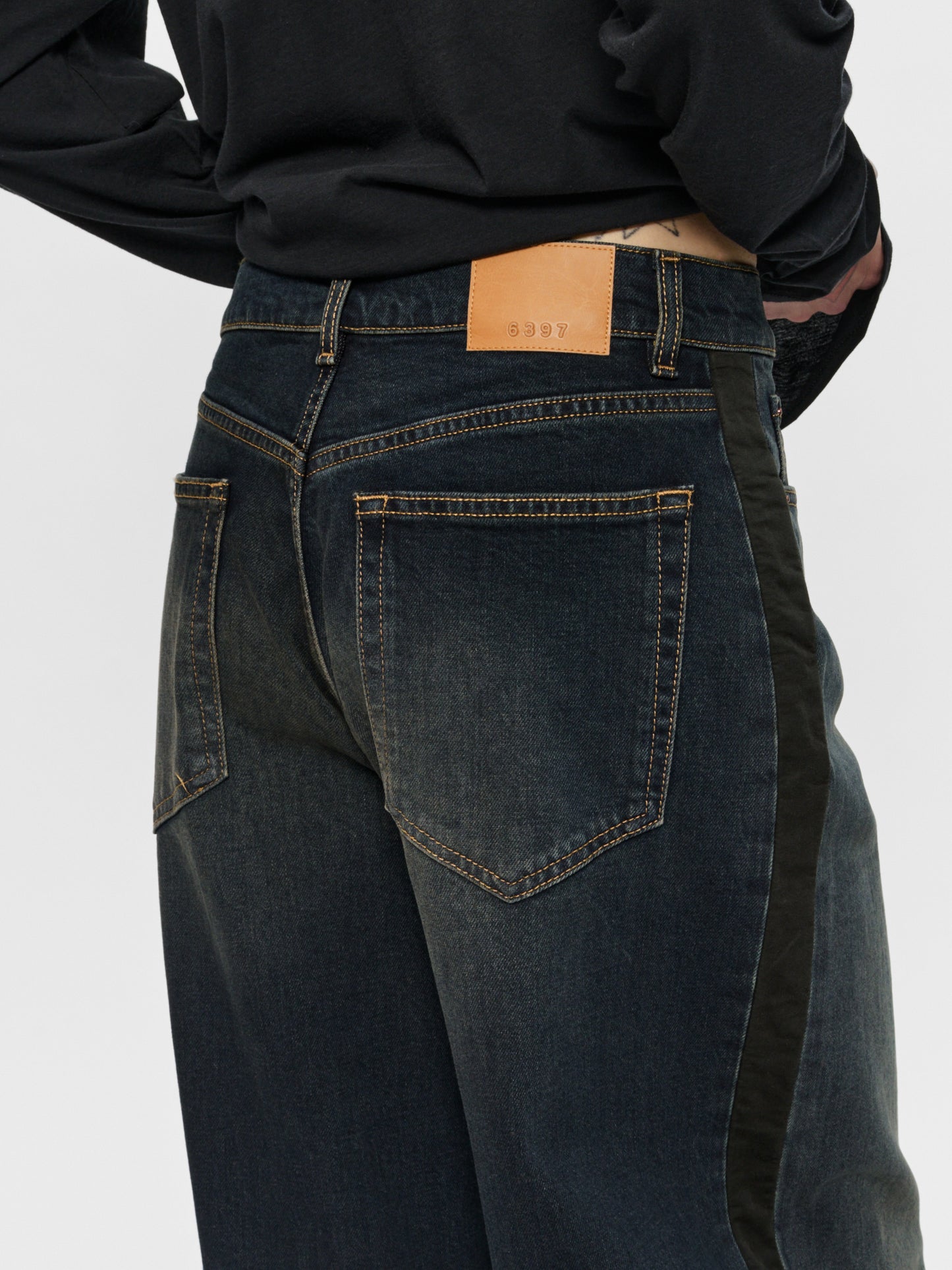 Tuxedo Roomy Mojave with Black Stripe