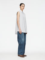Sleeveless Buttondown Shirt in Light Blue/Navy Stripe
